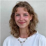 Diplomée en architecture, propose cours de dessin, arts plastiques, d'anglais ou francais, tous niveaux